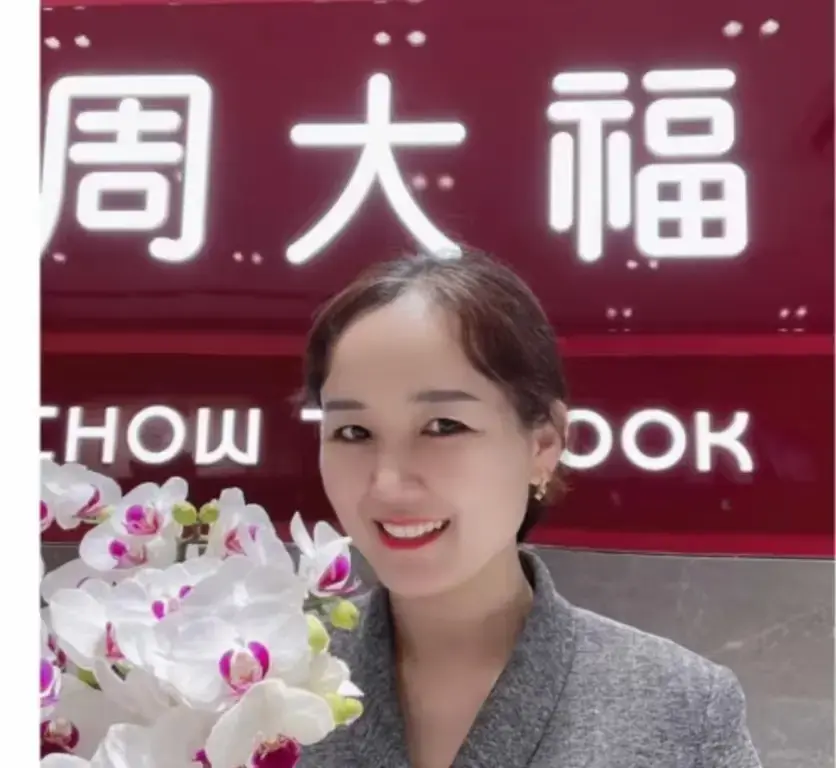 盐城周大福金店一拖三事件完整版视频-射阳门店突发一拖三-周大福一拖三速存看全集